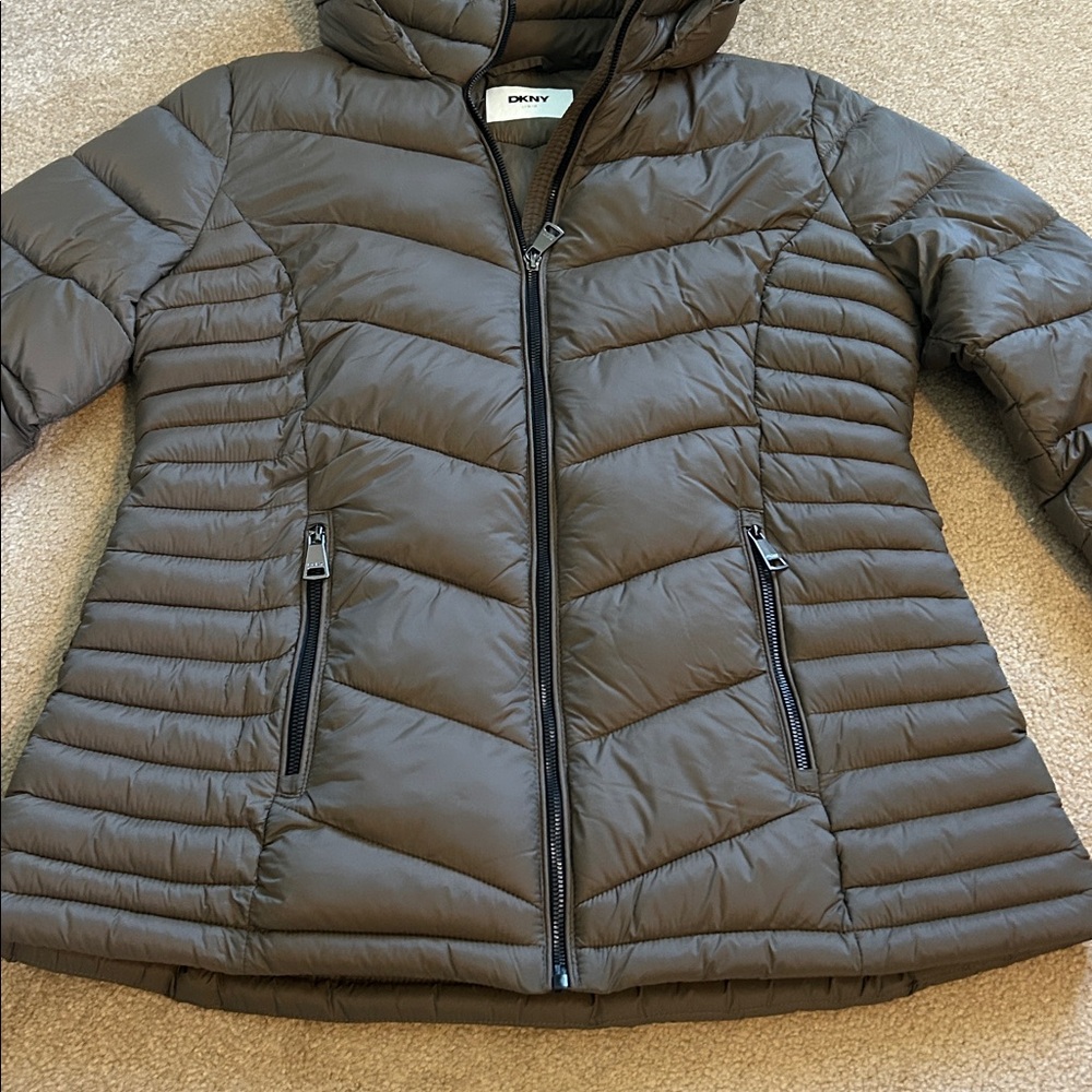 NWT DKNY Women's Hooded Puffer Jacket - Picture 2 of 3